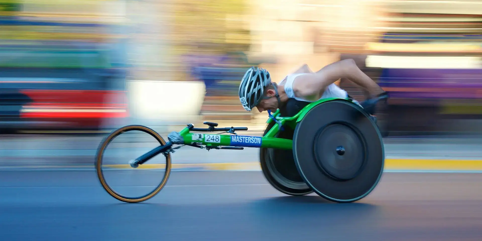 Person bei einem Rollstuhlrennen